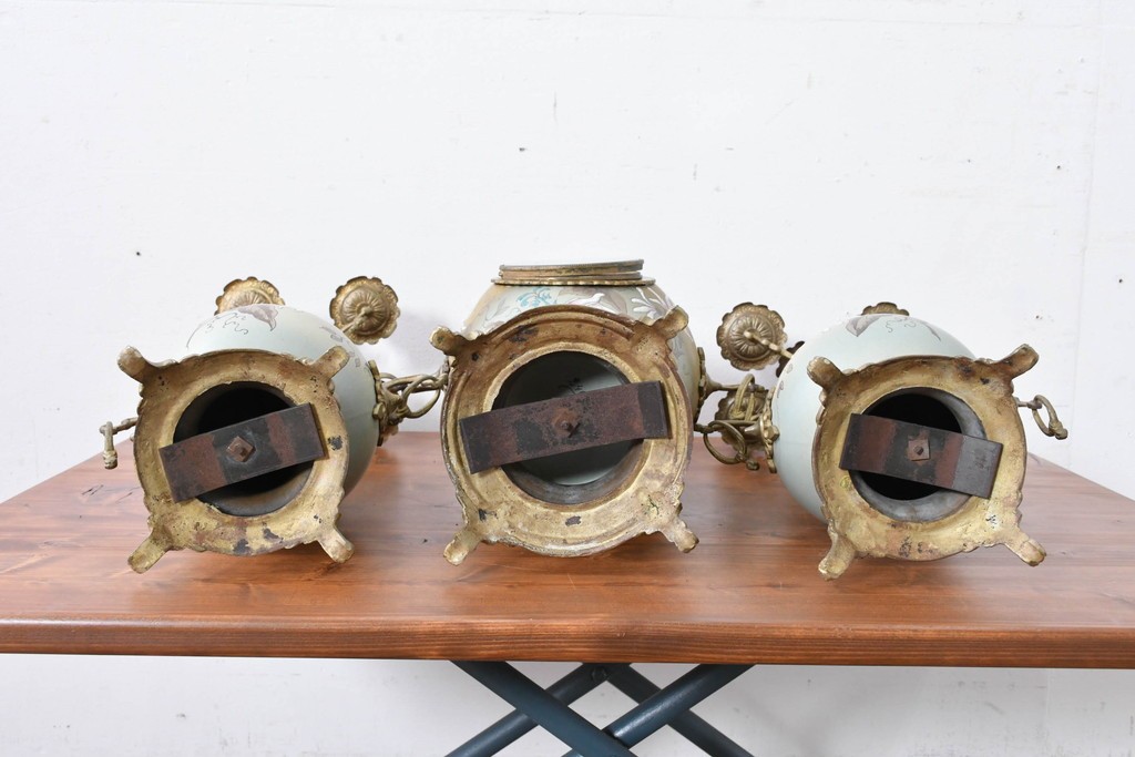 ベルギーアンティーク　Wasmuël(ワスミュエル)社製　真鍮製の装飾と草花の絵付けが優美なマントルピース時計と燭台のセット　(R-086127)