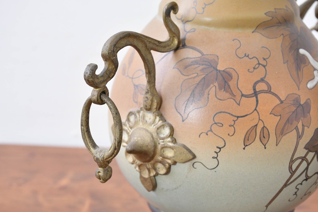 ベルギーアンティーク　Wasmuël(ワスミュエル)社製　真鍮製の装飾と草花の絵付けが優美なマントルピース時計と燭台のセット　(R-086127)