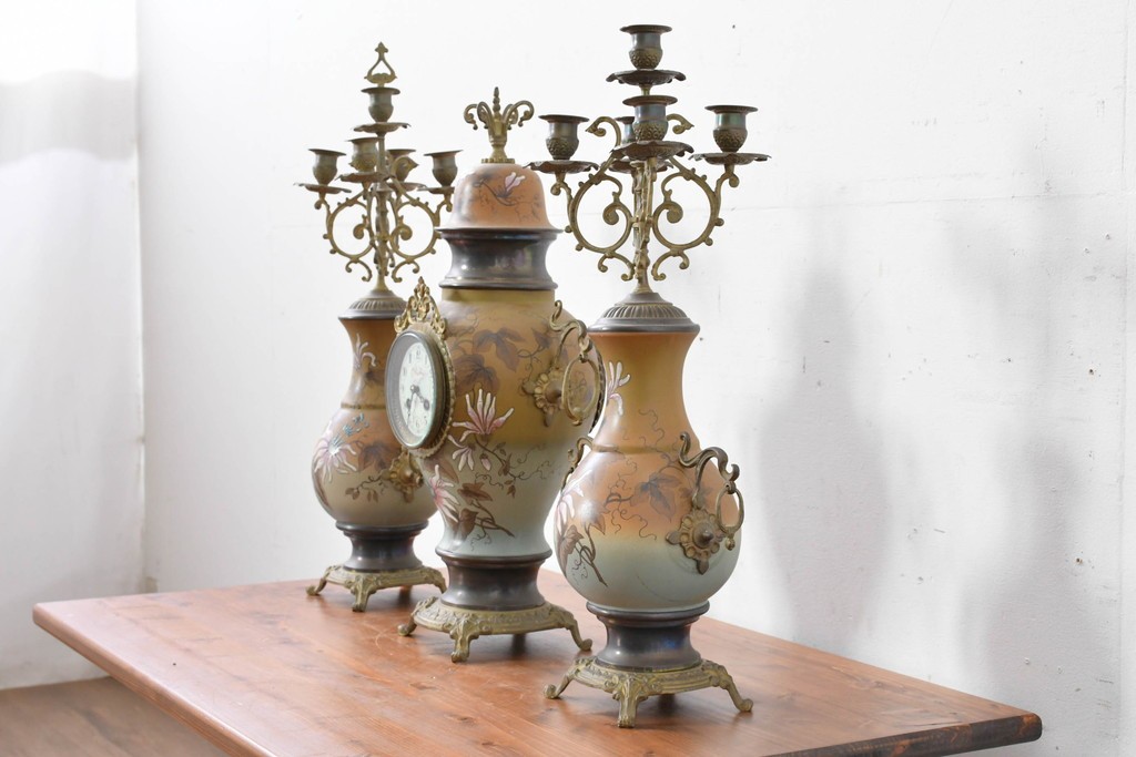 ベルギーアンティーク　Wasmuël(ワスミュエル)社製　真鍮製の装飾と草花の絵付けが優美なマントルピース時計と燭台のセット　(R-086127)