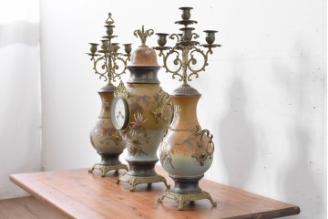 ベルギーアンティーク　Wasmuël(ワスミュエル)社製　真鍮製の装飾と草花の絵付けが優美なマントルピース時計と燭台のセット　(R-086127)