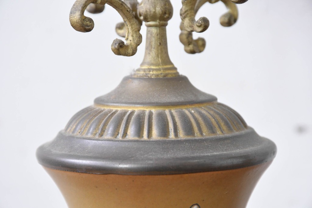 ベルギーアンティーク　Wasmuël(ワスミュエル)社製　真鍮製の装飾と草花の絵付けが優美なマントルピース時計と燭台のセット　(R-086127)