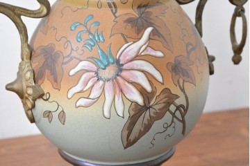 ベルギーアンティーク　Wasmuël(ワスミュエル)社製　真鍮製の装飾と草花の絵付けが優美なマントルピース時計と燭台のセット　(R-086127)