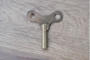 ベルギーアンティーク　Wasmuël(ワスミュエル)社製　真鍮製の装飾と草花の絵付けが優美なマントルピース時計と燭台のセット　(R-086127)