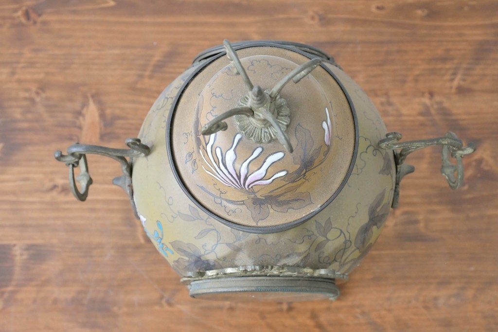 ベルギーアンティーク　Wasmuël(ワスミュエル)社製　真鍮製の装飾と草花の絵付けが優美なマントルピース時計と燭台のセット　(R-086127)