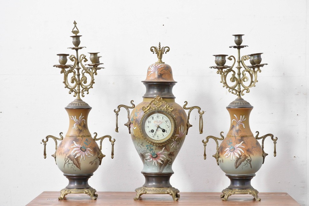 ベルギーアンティーク　Wasmuël(ワスミュエル)社製　真鍮製の装飾と草花の絵付けが優美なマントルピース時計と燭台のセット　(R-086127)