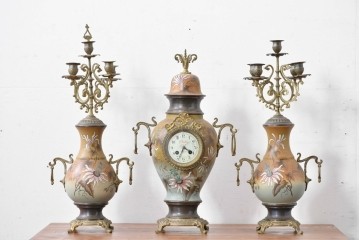 ベルギーアンティーク　Wasmuël(ワスミュエル)社製　真鍮製の装飾と草花の絵付けが優美なマントルピース時計と燭台のセット　(R-086127)