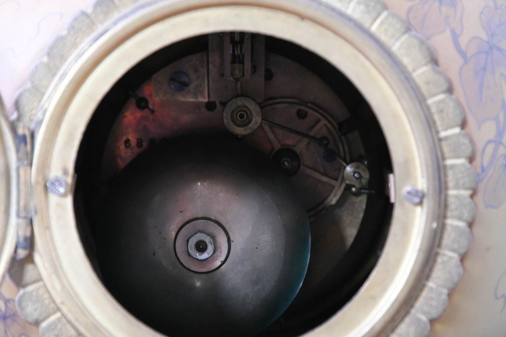 ベルギーアンティーク　Wasmuël(ワスミュエル)社製　真鍮製の装飾と草花の絵付けが優美なマントルピース時計と燭台のセット　(R-086127)