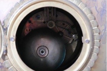 ベルギーアンティーク　Wasmuël(ワスミュエル)社製　真鍮製の装飾と草花の絵付けが優美なマントルピース時計と燭台のセット　(R-086127)