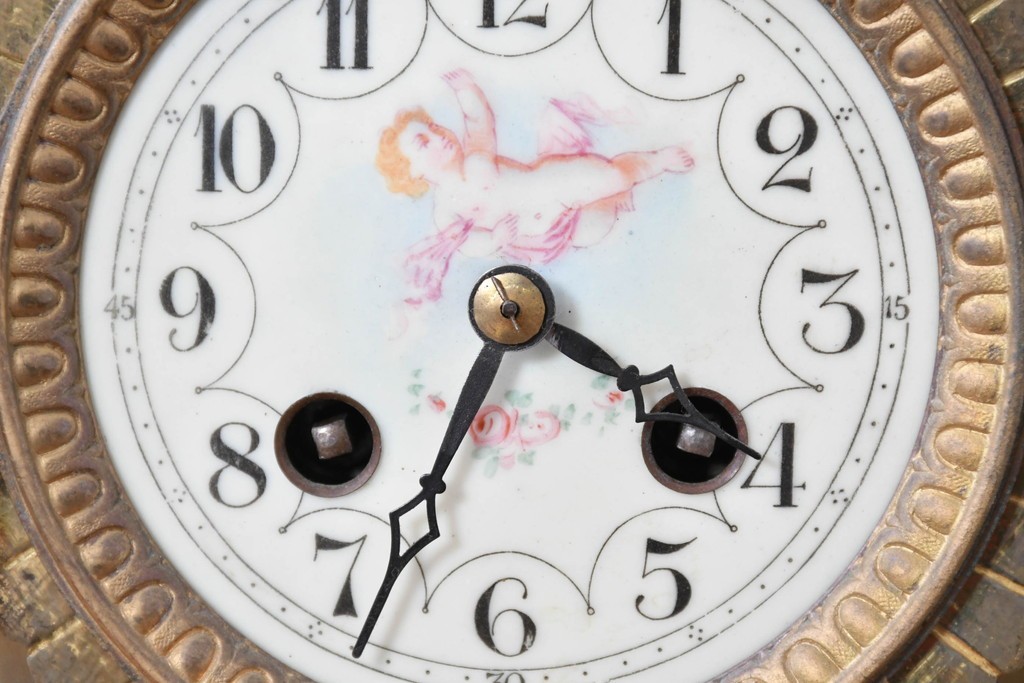 ベルギーアンティーク　Wasmuël(ワスミュエル)社製　真鍮製の装飾と草花の絵付けが優美なマントルピース時計と燭台のセット　(R-086127)