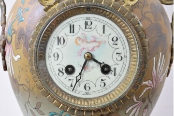 ベルギーアンティーク　Wasmuël(ワスミュエル)社製　真鍮製の装飾と草花の絵付けが優美なマントルピース時計と燭台のセット　(R-086127)