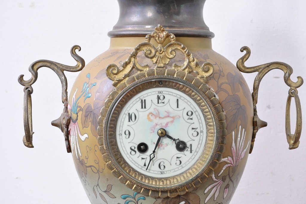 ベルギーアンティーク　Wasmuël(ワスミュエル)社製　真鍮製の装飾と草花の絵付けが優美なマントルピース時計と燭台のセット　(R-086127)