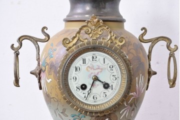 ベルギーアンティーク　Wasmuël(ワスミュエル)社製　真鍮製の装飾と草花の絵付けが優美なマントルピース時計と燭台のセット　(R-086127)