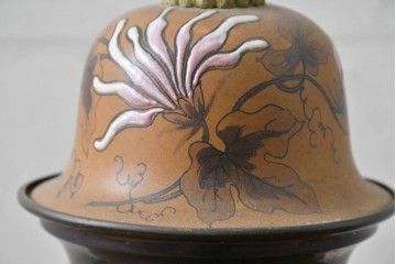 ベルギーアンティーク　Wasmuël(ワスミュエル)社製　真鍮製の装飾と草花の絵付けが優美なマントルピース時計と燭台のセット　(R-086127)