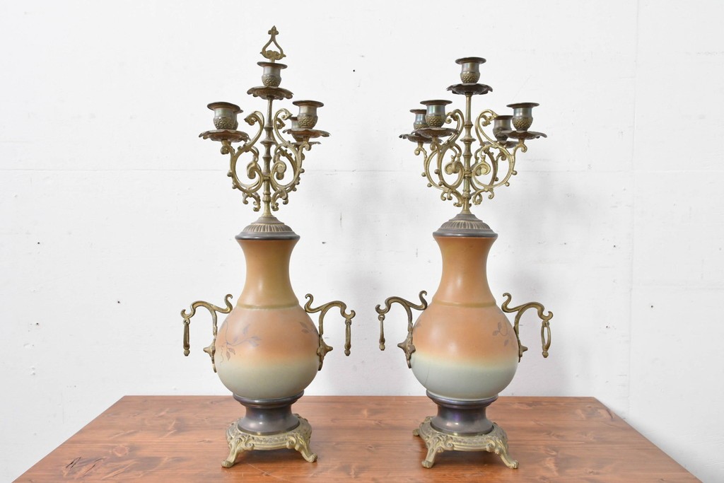 ベルギーアンティーク　Wasmuël(ワスミュエル)社製　真鍮製の装飾と草花の絵付けが優美なマントルピース時計と燭台のセット　(R-086127)