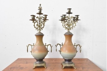 ベルギーアンティーク　Wasmuël(ワスミュエル)社製　真鍮製の装飾と草花の絵付けが優美なマントルピース時計と燭台のセット　(R-086127)