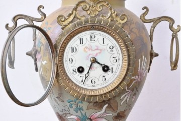 ベルギーアンティーク　Wasmuël(ワスミュエル)社製　真鍮製の装飾と草花の絵付けが優美なマントルピース時計と燭台のセット　(R-086127)