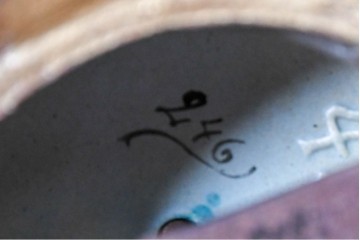 ベルギーアンティーク　Wasmuël(ワスミュエル)社製　真鍮製の装飾と草花の絵付けが優美なマントルピース時計と燭台のセット　(R-086127)