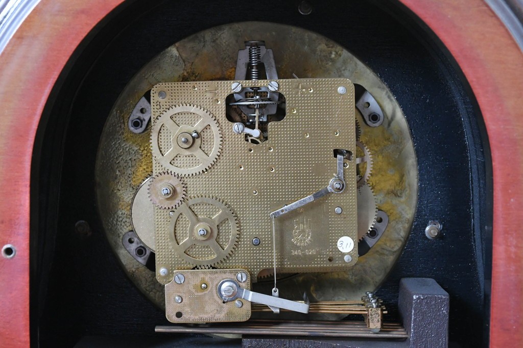 中古　銀座和光取り扱い　イタリア　ARTEM(アルテム)　Hermle(ヘルムレ)　ウエストミンスターチャイム(ゼンマイ式・8日巻き)の象嵌入り置き時計　定価約47万円相当　(R-086128)