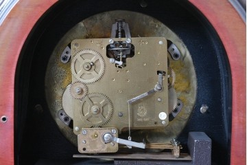 中古　銀座和光取り扱い　イタリア　ARTEM(アルテム)　Hermle(ヘルムレ)　ウエストミンスターチャイム(ゼンマイ式・8日巻き)の象嵌入り置き時計　定価約47万円相当　(R-086128)