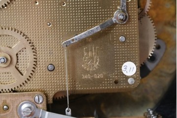 中古　銀座和光取り扱い　イタリア　ARTEM(アルテム)　Hermle(ヘルムレ)　ウエストミンスターチャイム(ゼンマイ式・8日巻き)の象嵌入り置き時計　定価約47万円相当　(R-086128)