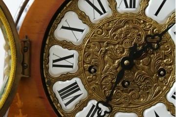 中古　銀座和光取り扱い　イタリア　ARTEM(アルテム)　Hermle(ヘルムレ)　ウエストミンスターチャイム(ゼンマイ式・8日巻き)の象嵌入り置き時計　定価約47万円　(R-086128)