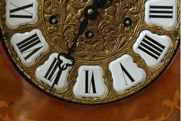 中古　銀座和光取り扱い　イタリア　ARTEM(アルテム)　Hermle(ヘルムレ)　ウエストミンスターチャイム(ゼンマイ式・8日巻き)の象嵌入り置き時計　定価約47万円　(R-086128)