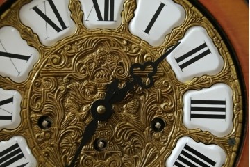 中古　銀座和光取り扱い　イタリア　ARTEM(アルテム)　Hermle(ヘルムレ)　ウエストミンスターチャイム(ゼンマイ式・8日巻き)の象嵌入り置き時計　定価約47万円　(R-086128)
