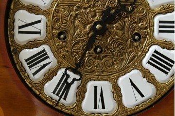 中古　銀座和光取り扱い　イタリア　ARTEM(アルテム)　Hermle(ヘルムレ)　ウエストミンスターチャイム(ゼンマイ式・8日巻き)の象嵌入り置き時計　定価約47万円　(R-086128)