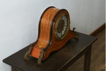 中古　銀座和光取り扱い　イタリア　ARTEM(アルテム)　Hermle(ヘルムレ)　ウエストミンスターチャイム(ゼンマイ式・8日巻き)の象嵌入り置き時計　定価約47万円　(R-086128)