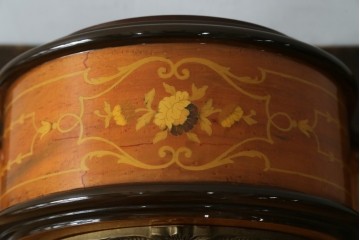 中古　銀座和光取り扱い　イタリア　ARTEM(アルテム)　Hermle(ヘルムレ)　ウエストミンスターチャイム(ゼンマイ式・8日巻き)の象嵌入り置き時計　定価約47万円　(R-086128)