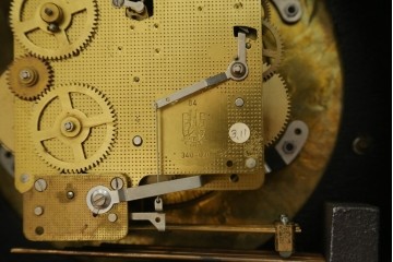 中古　銀座和光取り扱い　イタリア　ARTEM(アルテム)　Hermle(ヘルムレ)　ウエストミンスターチャイム(ゼンマイ式・8日巻き)の象嵌入り置き時計　定価約47万円　(R-086128)