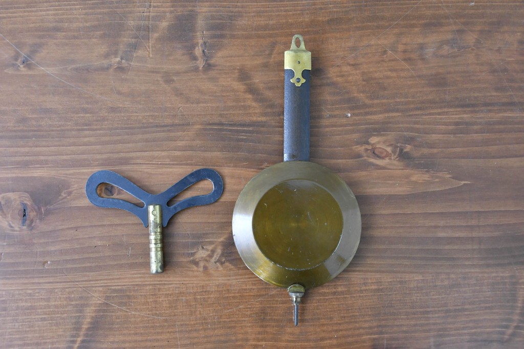 和製アンティーク　大正期　横浜エムズイ商会　TRADE(Z)MARK(トレードマーク)　彫刻装飾がアクセントの掛け時計　(R-086130)