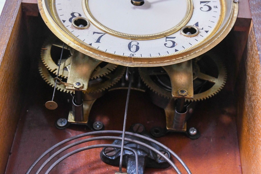 和製アンティーク　大正期　横浜エムズイ商会　TRADE(Z)MARK(トレードマーク)　彫刻装飾がアクセントの掛け時計　(R-086130)