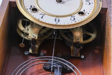 和製アンティーク　大正期　横浜エムズイ商会　TRADE(Z)MARK(トレードマーク)　彫刻装飾がアクセントの掛け時計　(R-086130)