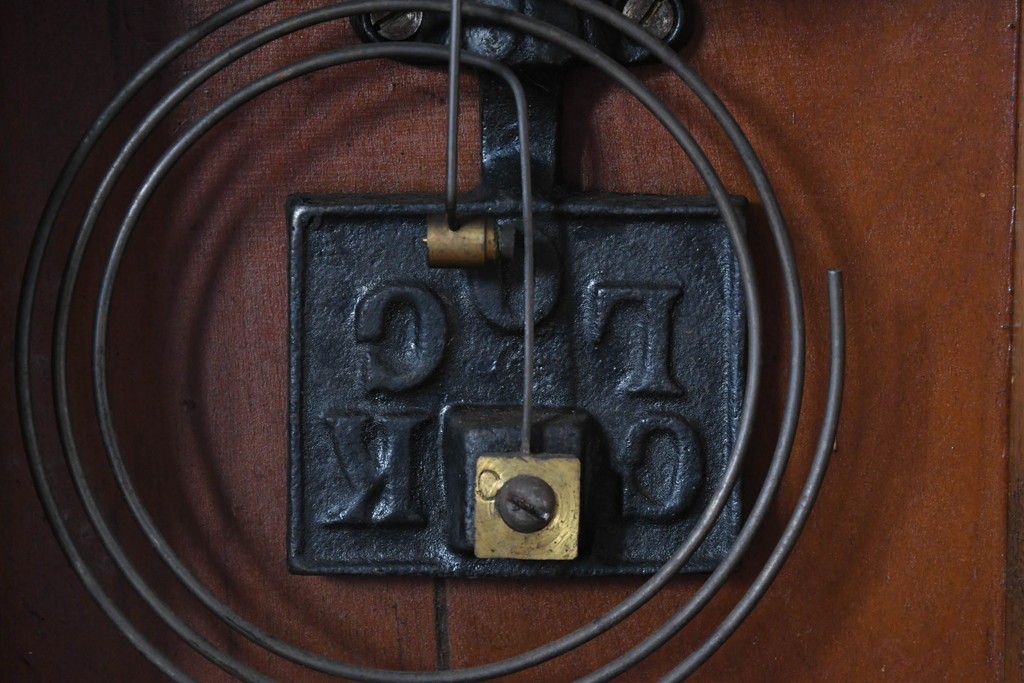 和製アンティーク　大正期　横浜エムズイ商会　TRADE(Z)MARK(トレードマーク)　彫刻装飾がアクセントの掛け時計　(R-086130)