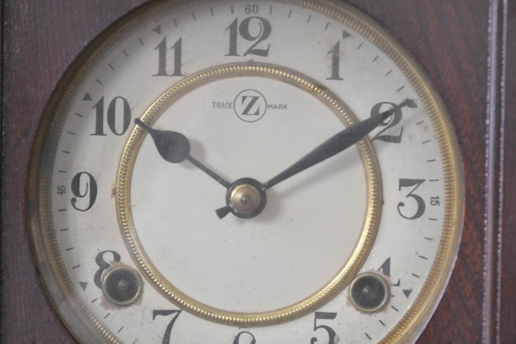 和製アンティーク　大正期　横浜エムズイ商会　TRADE(Z)MARK(トレードマーク)　彫刻装飾がアクセントの掛け時計　(R-086130)