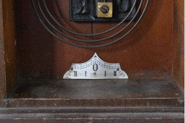 和製アンティーク　大正期　横浜エムズイ商会　TRADE(Z)MARK(トレードマーク)　彫刻装飾がアクセントの掛け時計　(R-086130)