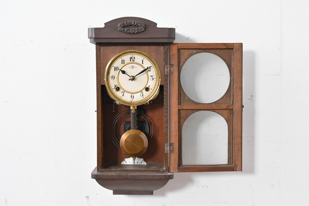 和製アンティーク　大正期　横浜エムズイ商会　TRADE(Z)MARK(トレードマーク)　彫刻装飾がアクセントの掛け時計　(R-086130)