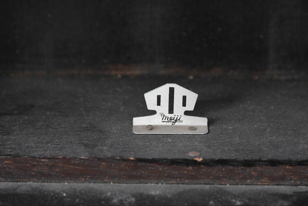 和製アンティーク　Meiji(明治時計社)　彫刻装飾が映える縦長の掛け時計　(R-086133)