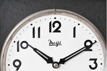 和製アンティーク　Meiji(明治時計社)　彫刻装飾が映える縦長の掛け時計　(R-086133)