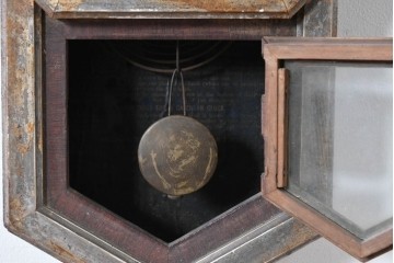 アメリカアンティーク　WATERBURY CLOCK CO.(ウォーターベリー)　使い古した風合いが味わい深い八角振り子時計　(R-086134)