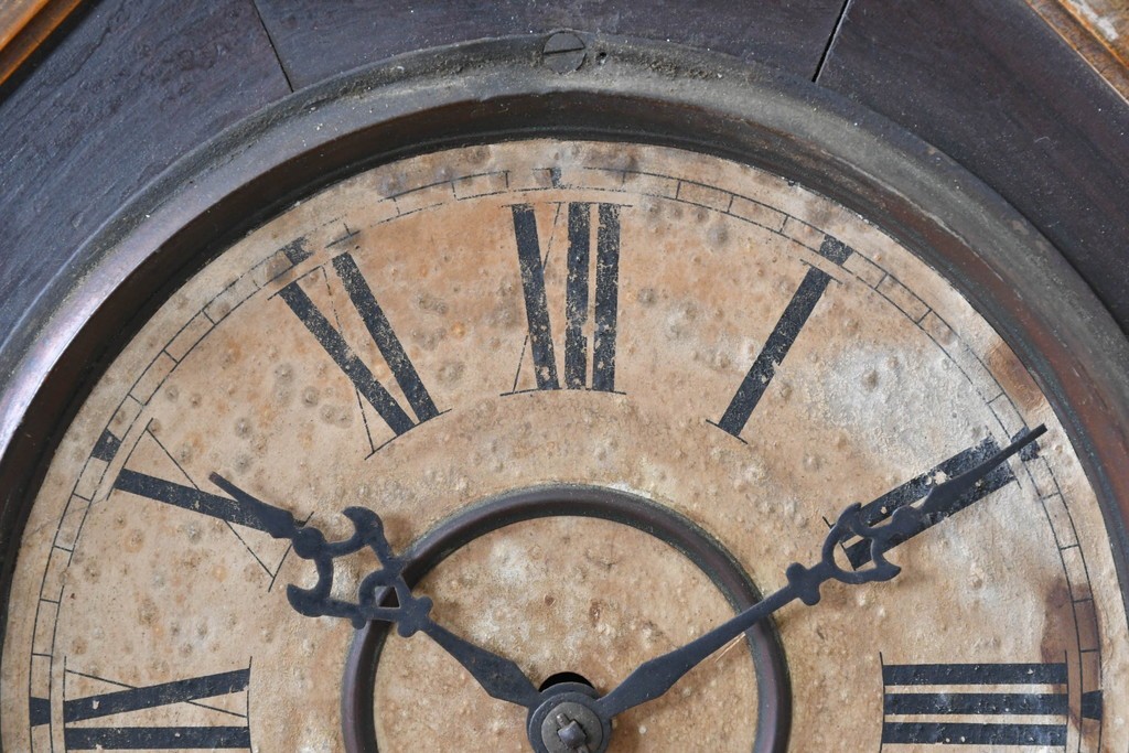 アメリカアンティーク　WATERBURY CLOCK CO.(ウォーターベリー)　使い古した風合いが味わい深い八角振り子時計　(R-086134)