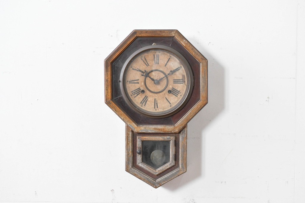 アメリカアンティーク　WATERBURY CLOCK CO.(ウォーターベリー)　使い古した風合いが味わい深い八角振り子時計　(R-086134)