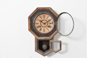 アメリカアンティーク　WATERBURY CLOCK CO.(ウォーターベリー)　使い古した風合いが味わい深い八角振り子時計　(R-086134)