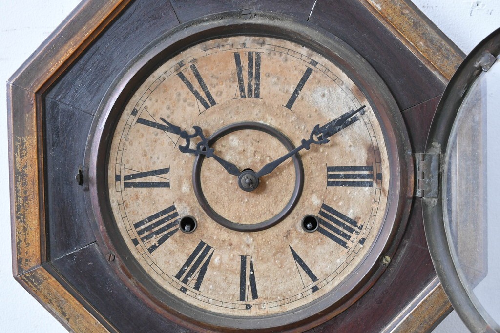 アメリカアンティーク　WATERBURY CLOCK CO.(ウォーターベリー)　使い古した風合いが味わい深い八角振り子時計　(R-086134)