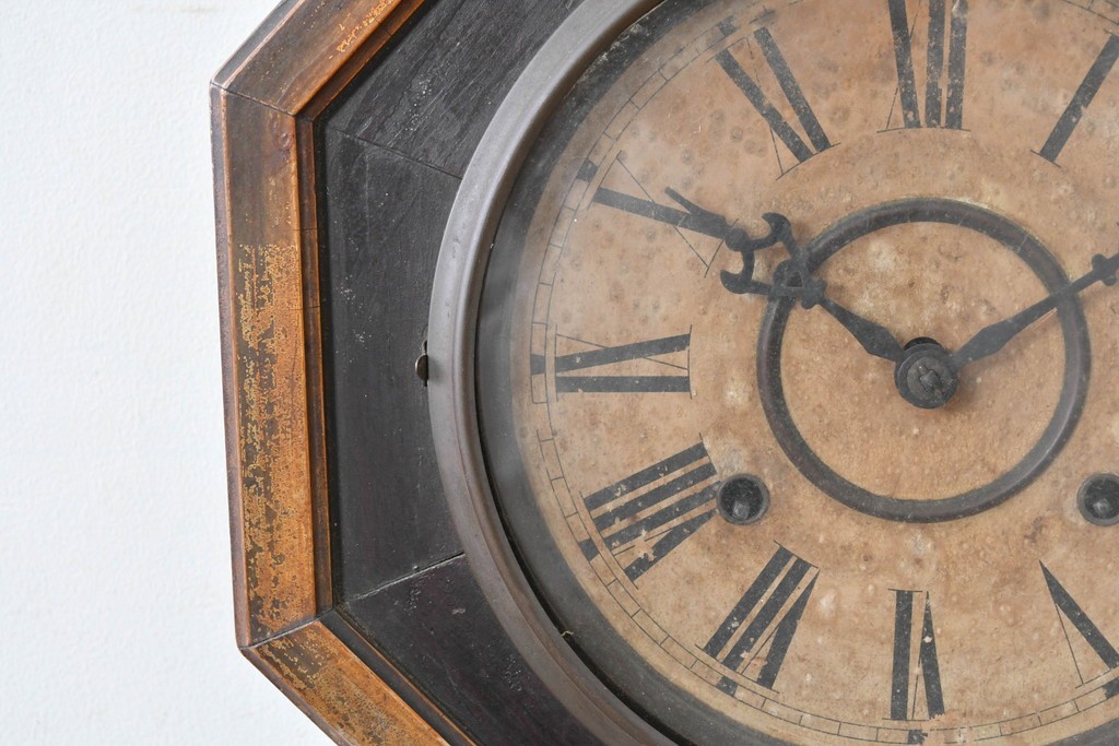 アメリカアンティーク　WATERBURY CLOCK CO.(ウォーターベリー)　使い古した風合いが味わい深い八角振り子時計　(R-086134)
