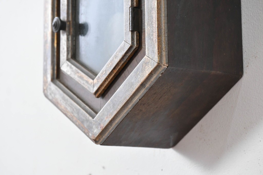 アメリカアンティーク　WATERBURY CLOCK CO.(ウォーターベリー)　使い古した風合いが味わい深い八角振り子時計　(R-086134)