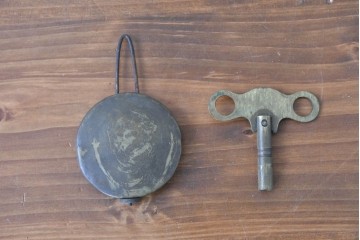 アメリカアンティーク　WATERBURY CLOCK CO.(ウォーターベリー)　使い古した風合いが味わい深い八角振り子時計　(R-086134)