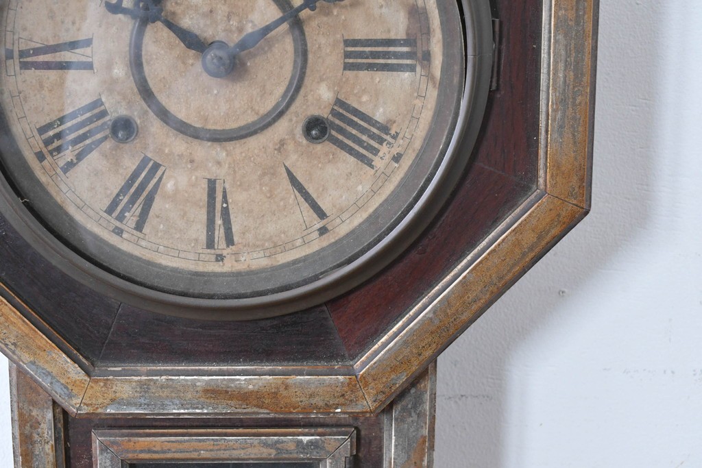 アメリカアンティーク　WATERBURY CLOCK CO.(ウォーターベリー)　使い古した風合いが味わい深い八角振り子時計　(R-086134)