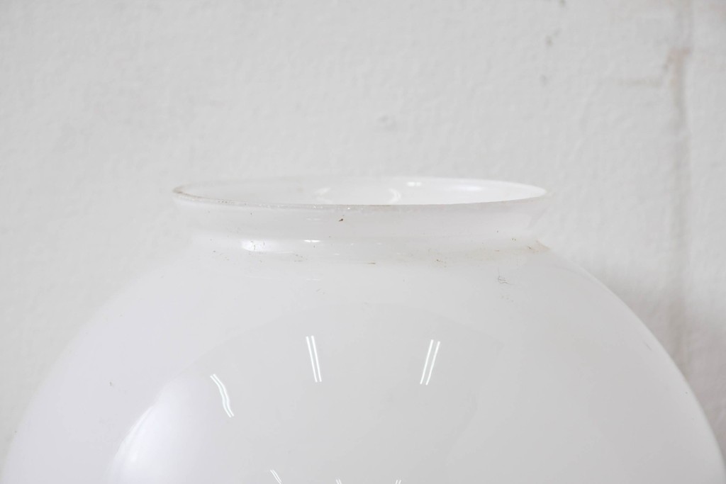 《引っ掛けシーリング式ペンダントライト加工費込み》　和製アンティーク　やわらかな乳白色のレトロな球体型ペンダントライト　(R-086148)